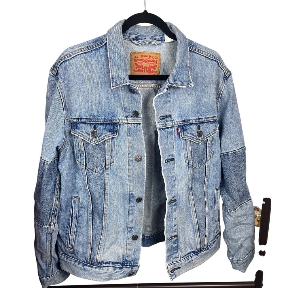 Levi’s Denim Trucker Jacket — Men’s Medium Classic Button Front